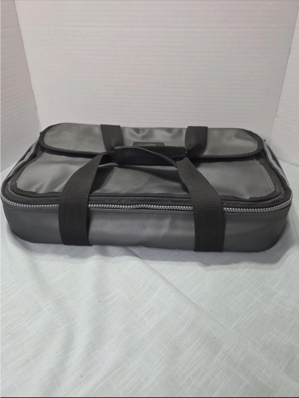 Pyrex insulated, hot/cold, carrying bag. Like New